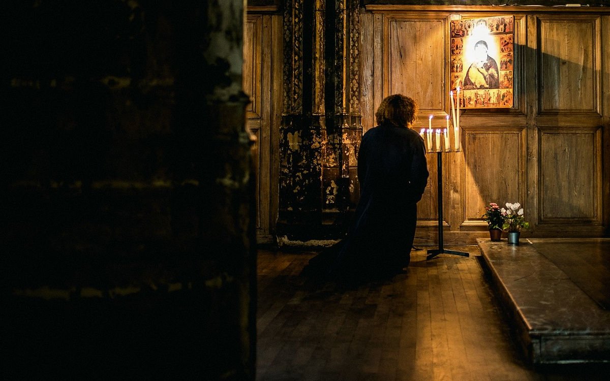 Ω Κύριε μη μας εγκαταλείπεις προσεύχεσαι