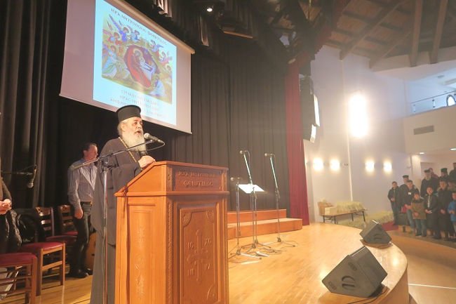 λουλούδια στο περιβόλι της Εκκλησίας