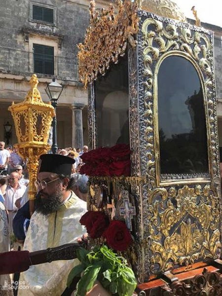 Κέρκυρα: Πλήθος κόσμου στη Λιτανεία του Αγίου Σπυρίδωνα