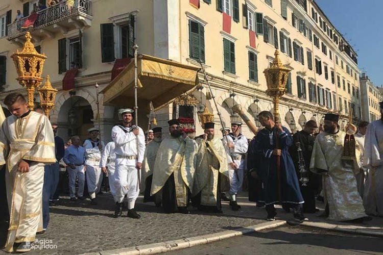 Κέρκυρα: Πλήθος κόσμου στη Λιτανεία του Αγίου Σπυρίδωνα