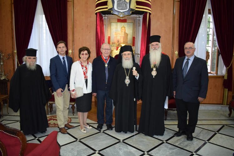 Παρασημοφόρηση Μεσογαίας Νικολάου από τον Πατριάρχη Ιεροσολύμων