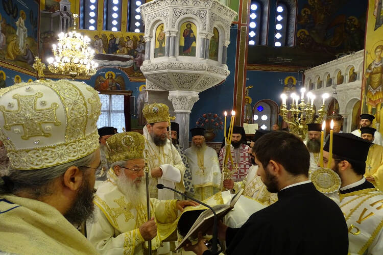 Τρισαρχιερατική Θεία Λειτουργία και Χειροτονία Διακόνου στη Νέα Ιωνία