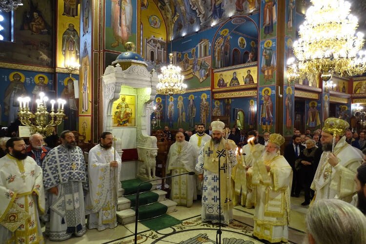 Τρισαρχιερατική Θεία Λειτουργία και Χειροτονία Διακόνου στη Νέα Ιωνία