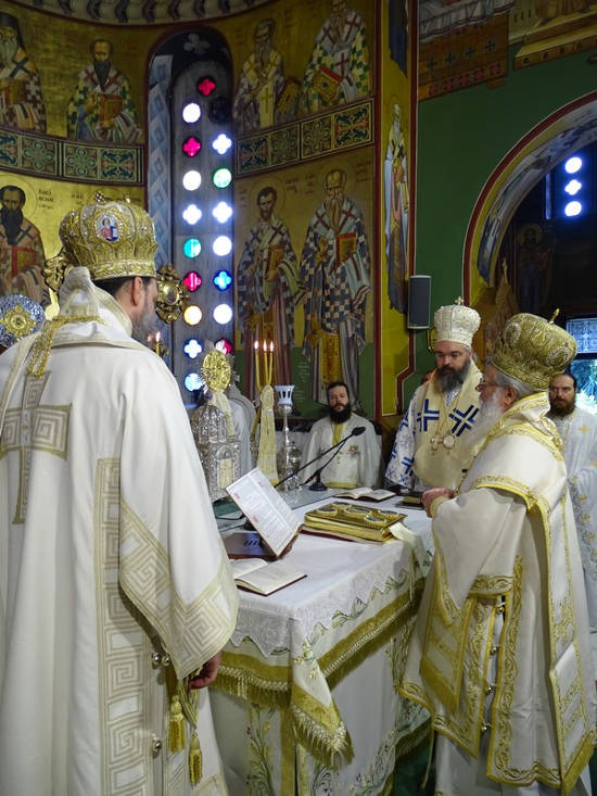 Τρισαρχιερατική Θεία Λειτουργία και Χειροτονία Διακόνου στη Νέα Ιωνία