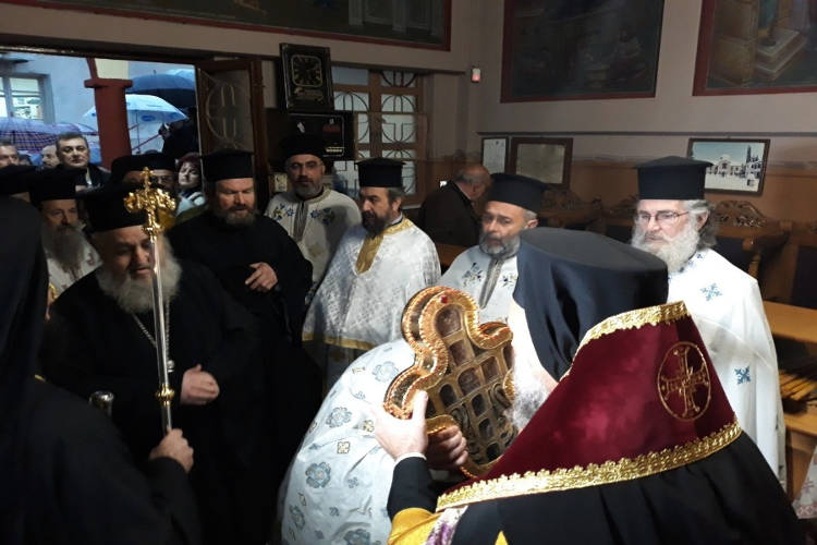 Τίμιο Ξύλο υποδέχτηκε η Μητρόπολη Θεσσαλιώτιδος