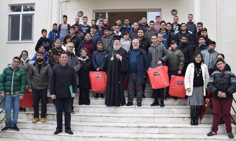 Μαθητές Εκκλησιαστικής Σχολής έψαλλαν κάλαντα στον Κυδωνίας Δαμασκηνό