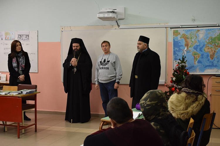 Διανομή Γραφικής ύλης από την «Αποστολή» στη Μητρόπολη Μαρωνείας