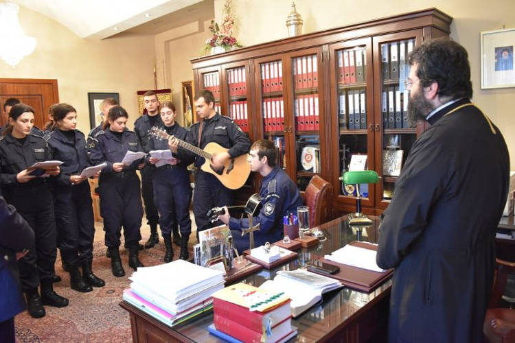 Κάλαντα Χριστουγέννων στον Μαρωνείας από τη Σχολή Αστυφυλάκων