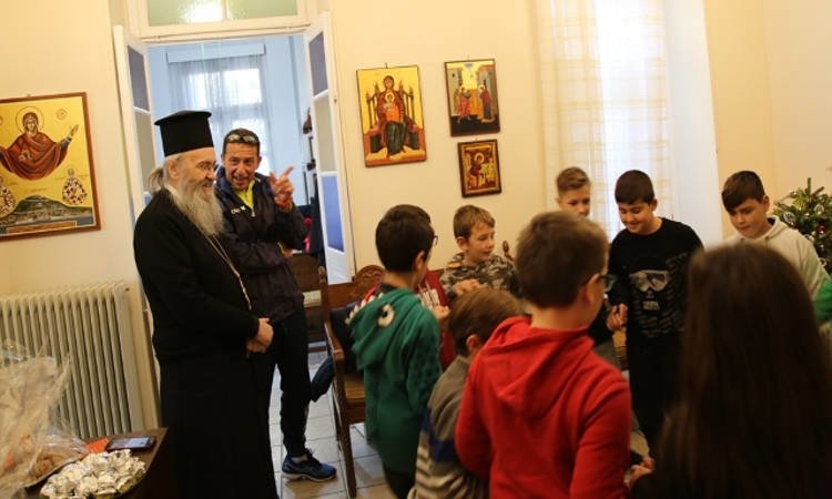 Παραδοσιακά κάλαντα από μαθητές Γυμνασίου και Δημοτικού στον Ναυπάκτου Ιερόθεο