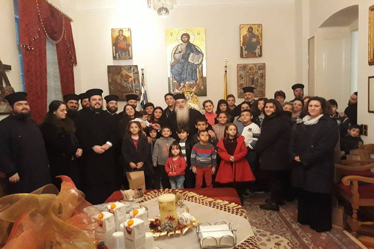 Δώρα στα παιδιά των ιερέων από τον Σάμου Ευσέβιο