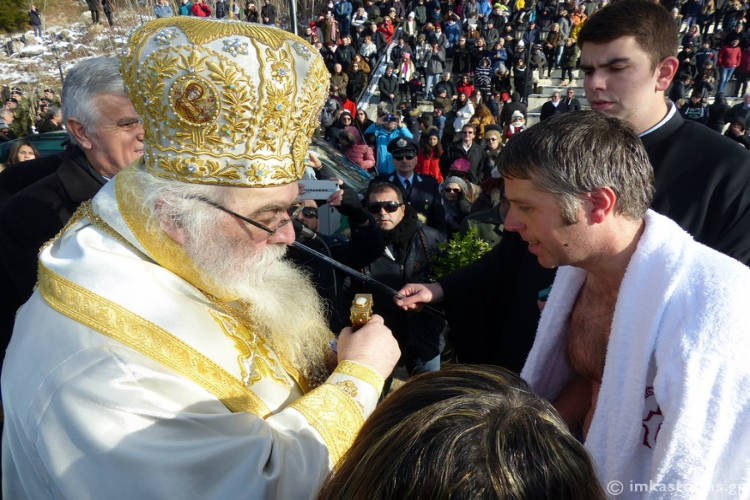 Τα Άγια Θεοφάνεια στην παγωμένη Καστοριά (ΦΩΤΟ)