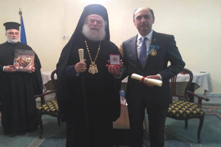 Πατριάρχης Αλεξανδρείας παρασημοφορεί τον Πρέσβη της Ουκρανίας στην Αίγυπτο