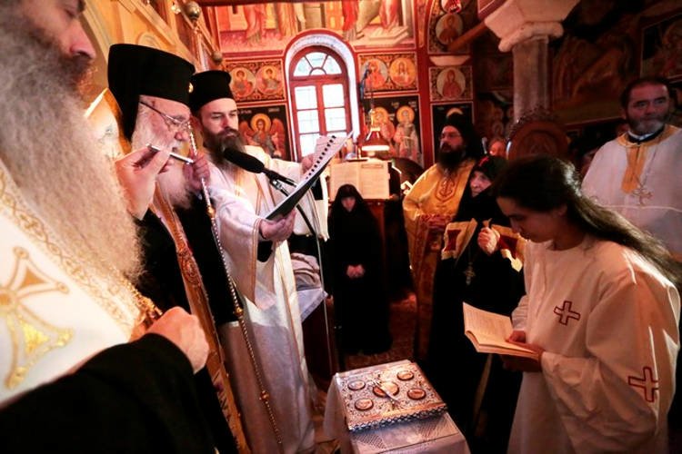 Κουρά Μοναχής από τον Αρχιεπίσκοπο