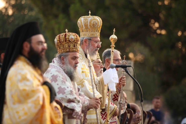 Εσπερινός στην στήλη του Αποστόλου Παύλου στην Κάτω Πάφο (ΦΩΤΟ)