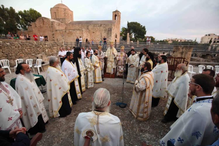 Εσπερινός στην στήλη του Αποστόλου Παύλου στην Κάτω Πάφο (ΦΩΤΟ)