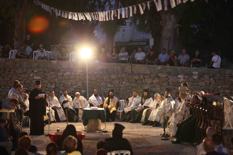 Εσπερινός στην στήλη του Αποστόλου Παύλου στην Κάτω Πάφο (ΦΩΤΟ)