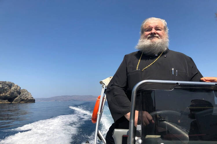 Πλήθος πιστών στη νησίδα Θοδωρού Χανίων (ΦΩΤΟ)