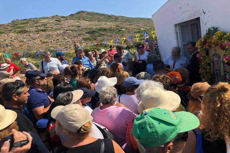 Πλήθος πιστών στη νησίδα Θοδωρού Χανίων (ΦΩΤΟ)