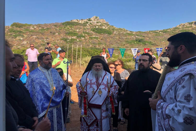 Πλήθος πιστών στη νησίδα Θοδωρού Χανίων (ΦΩΤΟ)