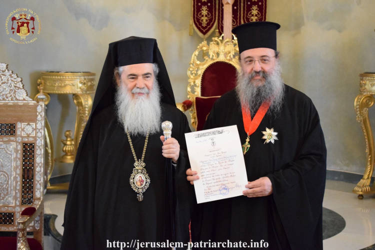 Παρασημοφόρηση Μητροπολίτου Πατρών από τον Πατριάρχη Ιεροσολύμων