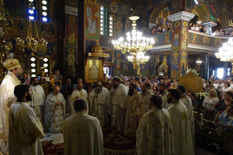 Εορτή του Αγίου Πνεύματος στη Μητρόπολη Νέας Ιωνίας (ΦΩΤΟ)