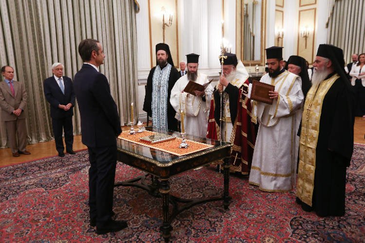 Η ορκωμοσία του νέου Πρωθυπουργού από τον Αρχιεπίσκοπο
