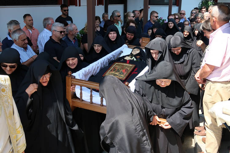 Εξόδιος Ακολουθία Καθηγουμένης Μονής Αγίου Γεωργίου Μύλων Γερόντισσας Θεοπίστης (ΦΩΤΟ)