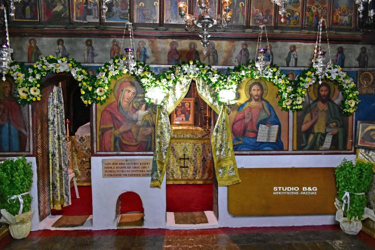 Η θαυματουργή οπή της Εκκλησίας των Αγίων Αδριανού και Ναταλίας (ΦΩΤΟ)