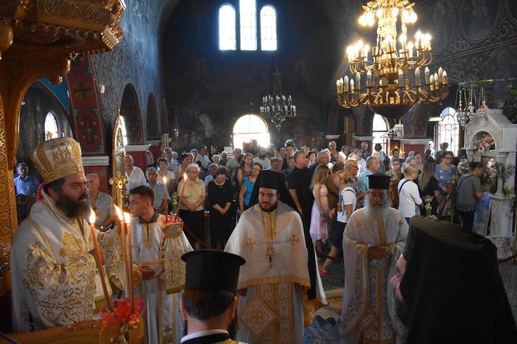 Πλήθος κόσμου στη Μονή Παναγίας Φανερωμένης Βαθυρρύακος (ΦΩΤΟ)