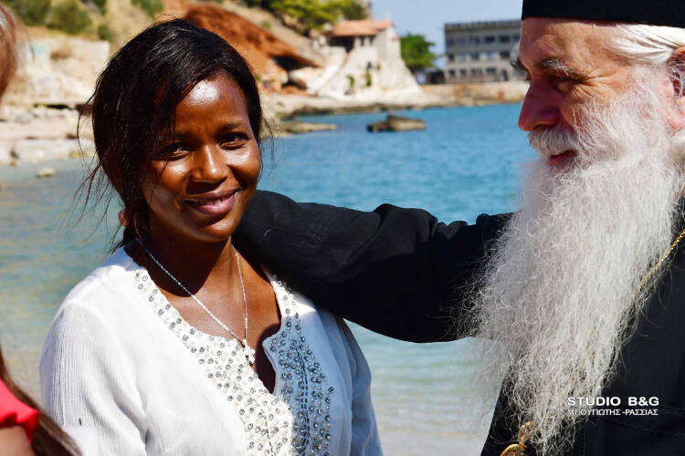 Νεαρή Κενυάτισσα βαπτίσθηκε Ορθόδοξη Χριστιανή (ΦΩΤΟ)