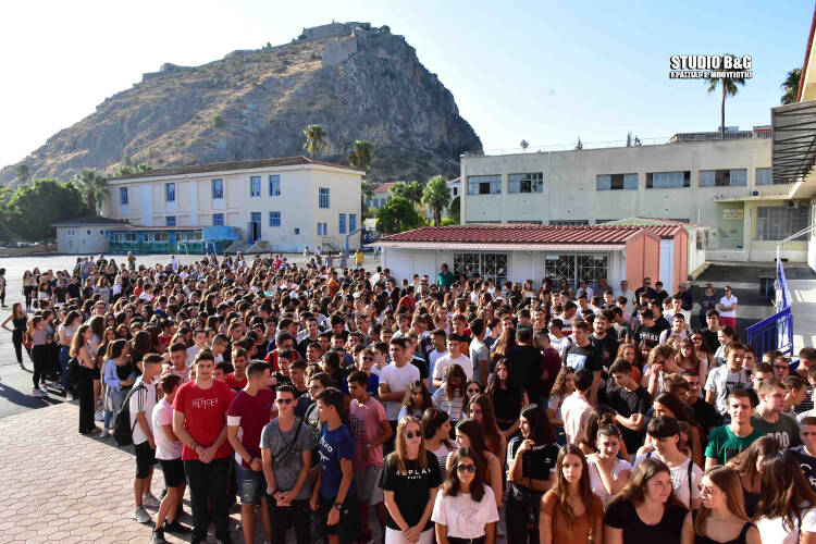 Αγιασμός από τον Μητροπολίτη Αργολίδος στο 1ο και 2ο Λύκειο Ναυπλίου (ΦΩΤΟ)