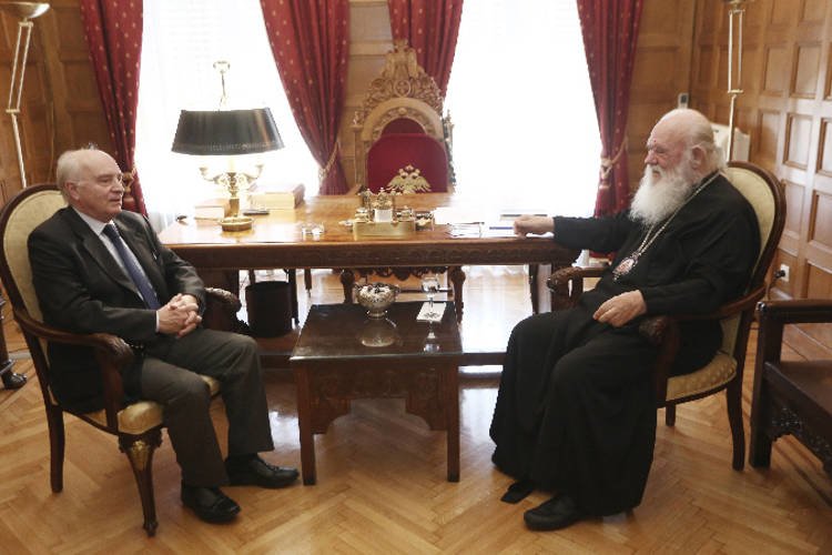 Δήμαρχος Φιλοθέης και Γενικός Γραμματέας Υπουργείου Παιδείας στον Αρχιεπίσκοπο