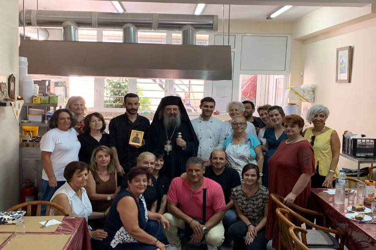 Ο Μητροπολίτης Πατρών στην κεντρική δομή των Συσσιτίων της Μητροπόλεως