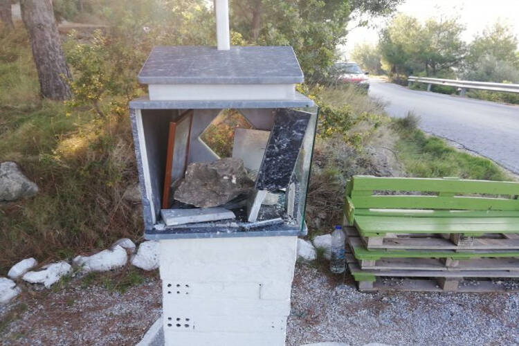 Σάμος: Κατέστρεψαν εικονοστάσι της Παναγίας για τρίτη φορά