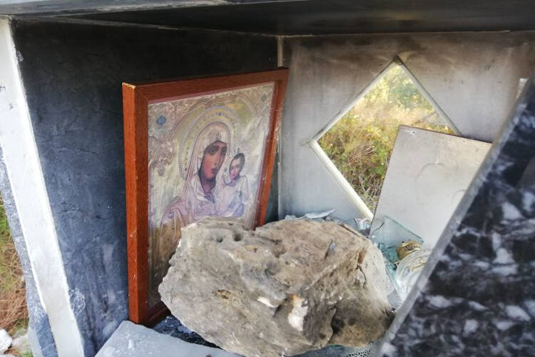Σάμος: Κατέστρεψαν εικονοστάσι της Παναγίας για τρίτη φορά