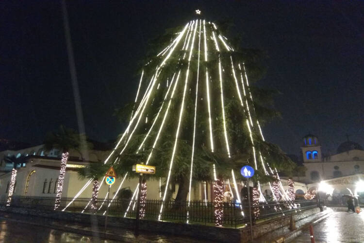 Γιορτινή ατμόσφαιρα  στο Επισκοπείο Κατερίνης με το άναμμα του χριστουγεννιάτικου δέντρου (ΦΩΤΟ)