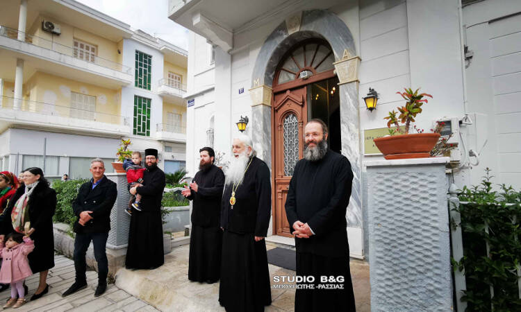 Παραδοσιακά κάλαντα στον Μητροπολίτη Αργολίδος Νεκτάριο (ΦΩΤΟ)