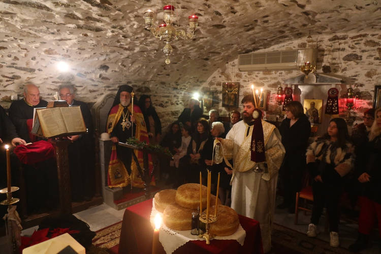 Εσπερινός Χριστουγέννων στην κρύπτη του Αγίου Δωροθέου στην Ερμούπολη