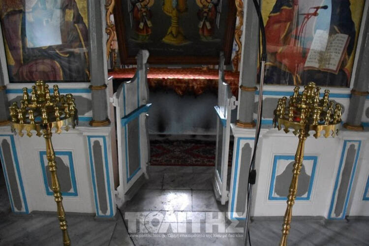 Χίος: Ιερόσυλοι έβαλαν φωτιά στην Αγία Τράπεζα (BINTEO)