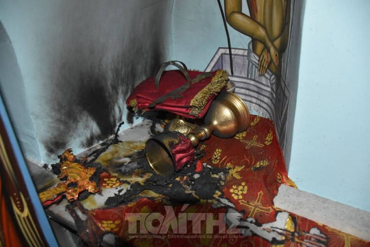 Χίος: Ιερόσυλοι έβαλαν φωτιά στην Αγία Τράπεζα (BINTEO)