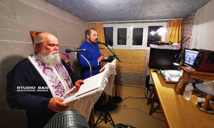 Δύο Ιερείς τελούν Ακολουθίες μέσα από στούντιο στο σπίτι τους στη Νέα Κίο
