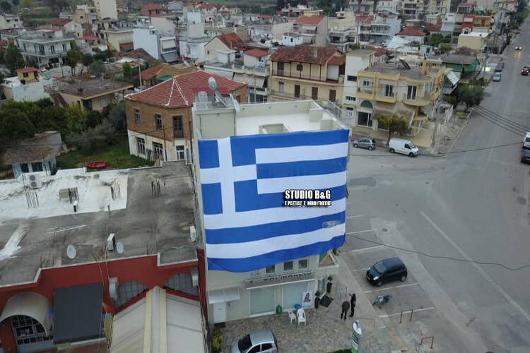 Τεράστια ελληνική σημαία σκόρπισε ρίγη συγκίνησης (ΒΙΝΤΕΟ)