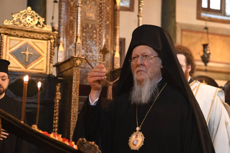 Οικουμενικός Πατριάρχης: Ο Θεός, με τη δύναμη και την χάρη του Τιμίου και Ζωοποιού Σταυρού, να προστατεύει όλους τους ανθρώπους (ΦΩΤΟ)
