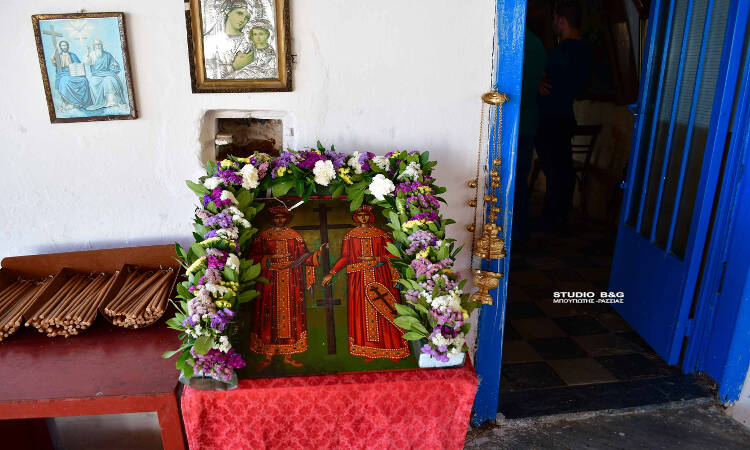 Γιορτάζει το Εκκλησάκι των Αγίων Κωνσταντίνου και Ελένης στην Καραθώνα (ΦΩΤΟ)