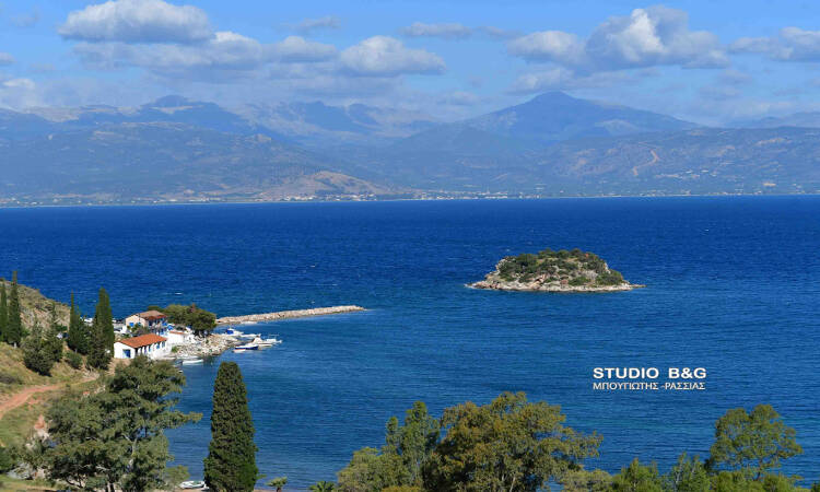 Γιορτάζει το Εκκλησάκι των Αγίων Κωνσταντίνου και Ελένης στην Καραθώνα (ΦΩΤΟ)