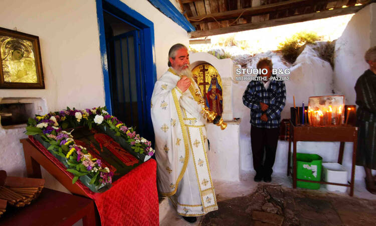 Γιορτάζει το Εκκλησάκι των Αγίων Κωνσταντίνου και Ελένης στην Καραθώνα (ΦΩΤΟ)