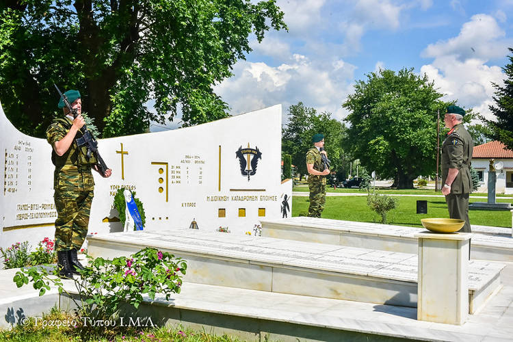 Μνημόσυνο Ηρωικώς Πεσόντων Καταδρομέων - Αλεξιπτωτιστών στη Ρεντίνα