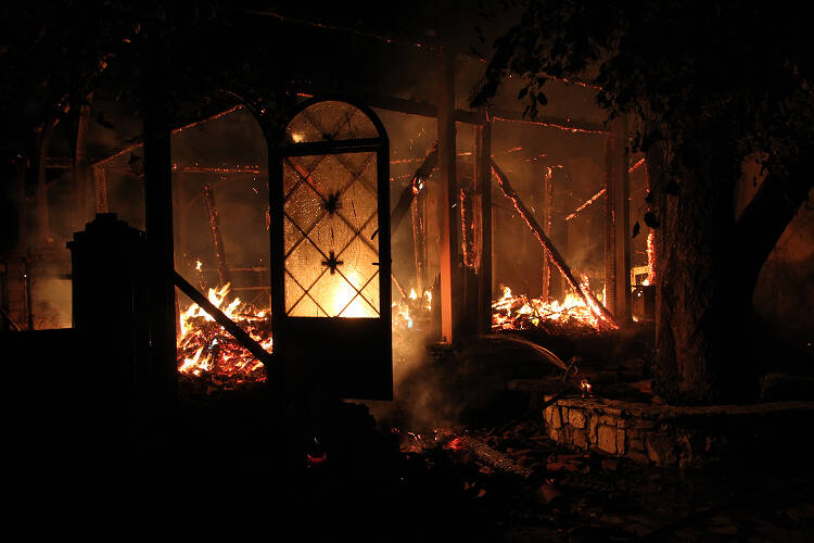 Θλίψη και πένθος στη Μητρόπολη Φωκίδος: Κάηκε ο ναός και η εικόνα της Παναγίας στη Μονή Βαρνάκοβας
