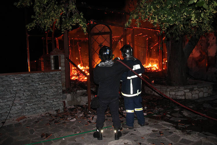 Θλίψη και πένθος στη Μητρόπολη Φωκίδος: Κάηκε ο ναός και η εικόνα της Παναγίας στη Μονή Βαρνάκοβας