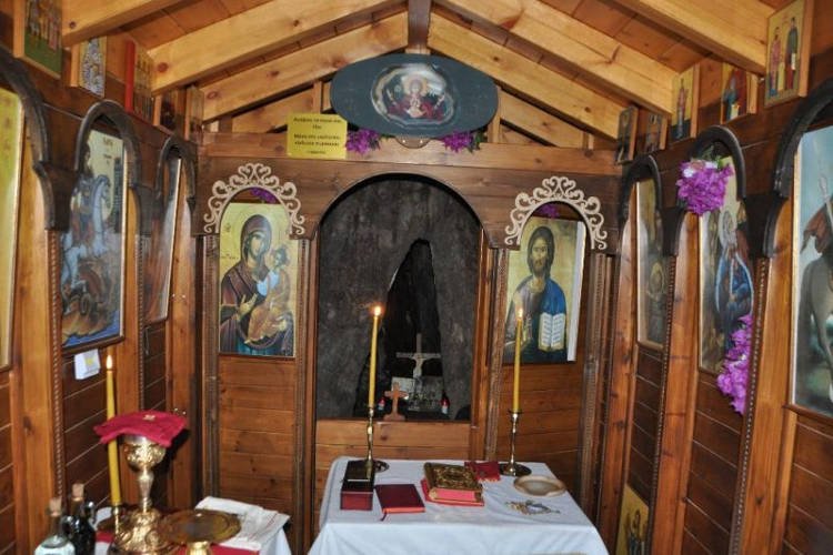 Λειτουργία στη κουφάλα ενός δένδρου